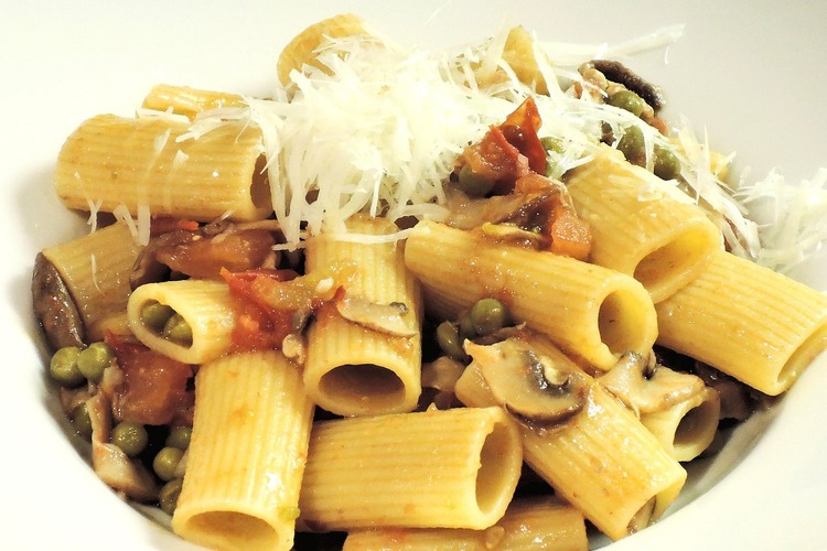 Rigatoni Pasta with Cheese, Mushrooms and Peas