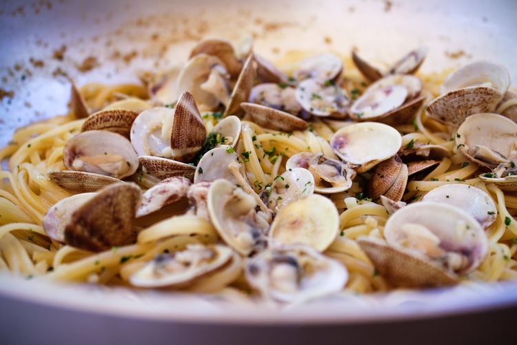 Spaghetti and Clams with White Wine Sauce